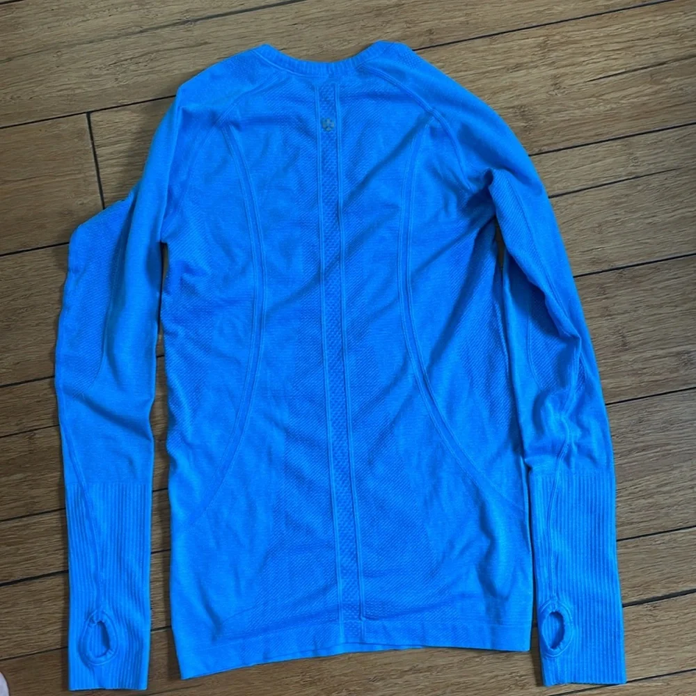 Lululemon light blue lightweight running shirt. Stretchy Lycra blend. Size S - Picture 4 of 7
